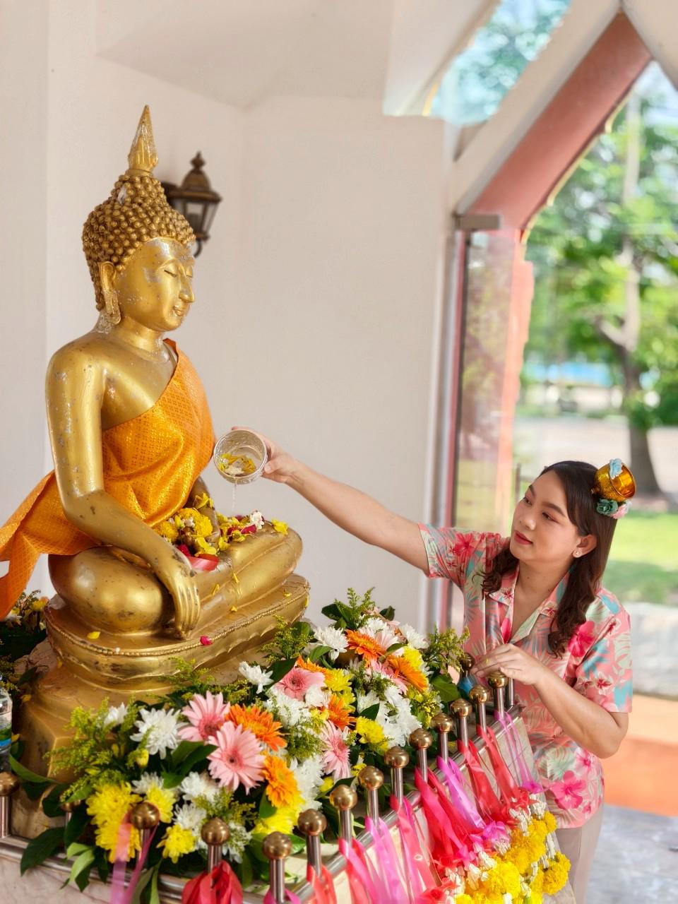 13. KPRU สวมผ้าไทย ห่มสไบ ใส่โจงสงกรานต์ สืบสานประเพณี ประจำปี 2568